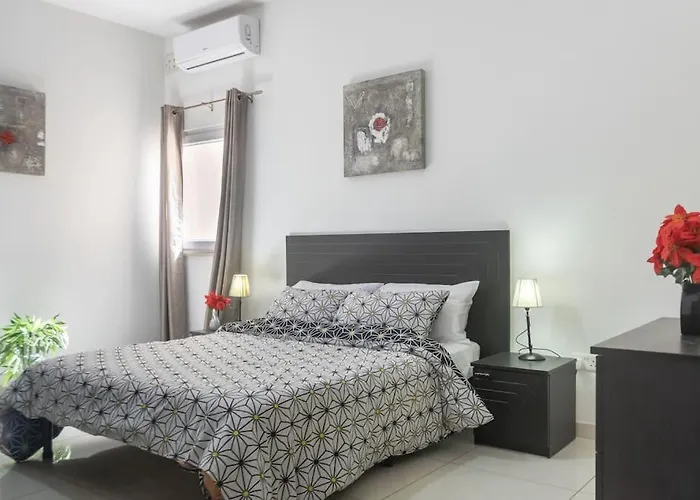 Modern Apt. Close To The Square