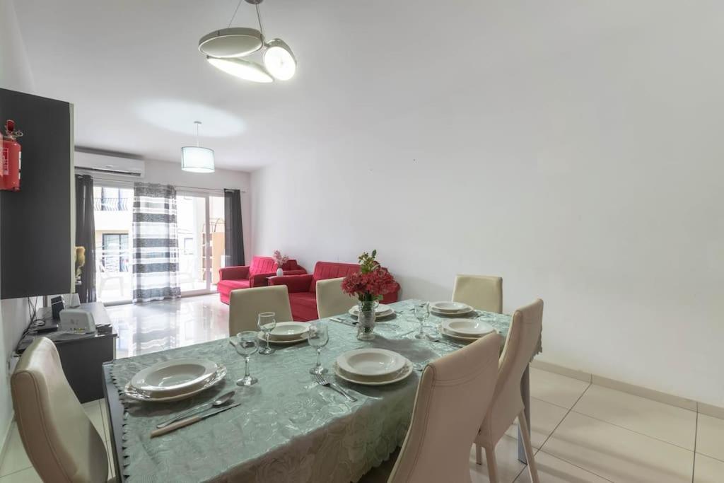 Modern Apt. Close To The Square Apartment