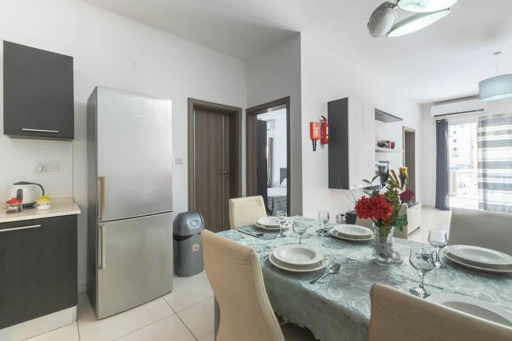 Modern Apt. Close To The Square Apartment *